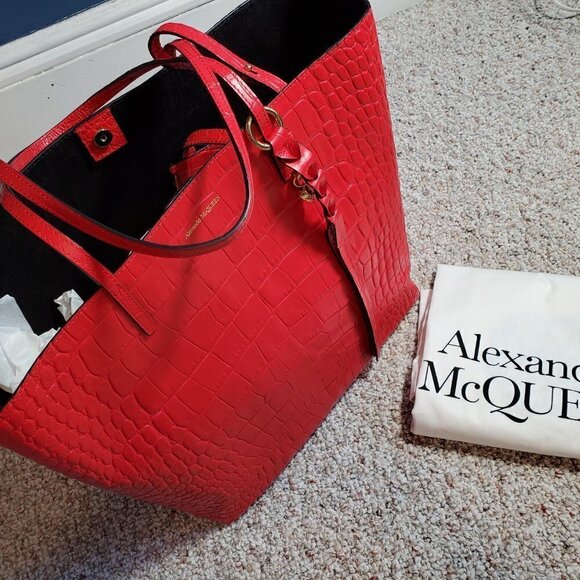 New Authentic Alexander McQueen Croco Tote Bag w/ Gold Skull Charm Red Leather - Picture 6 of 11